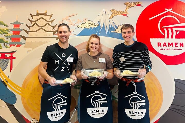 Ramen-Making Experience in the Osaka Castle Area with Souvenir