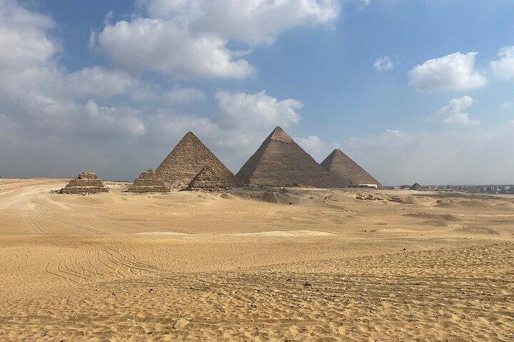 Private Guided Day Tour: Giza Pyramids, Egyptian Museum and Nile Dinner Cruise