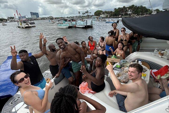 Private Yacht Charter in Miami Sea Ray 500 Sundancer