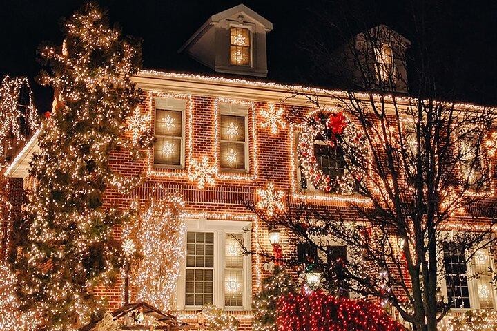 Tour New York City Contrasts and Dyker Heights Lights