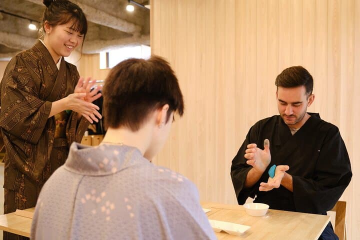 Tokyo: Friendly Matcha Making from Leaf to Cup with Sweets