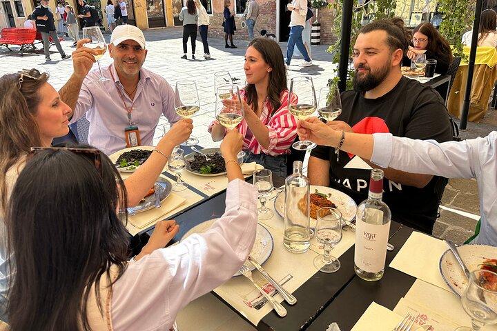 Rialto Market Food Tour: Wine Tasting and Sightseeing in Venice