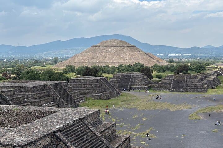 Teotihuacan without obligatory stops. No shops or restaurants.