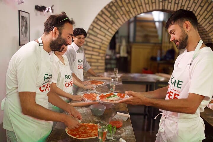 Rome: Hands-On Pizza Making Class with Spritz Mixology