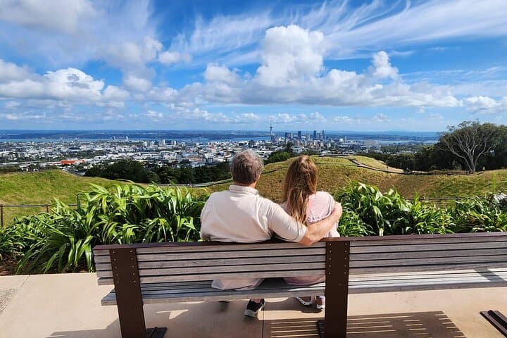 Private Auckland best Spots + Piha beach & Karekare Falls Tour