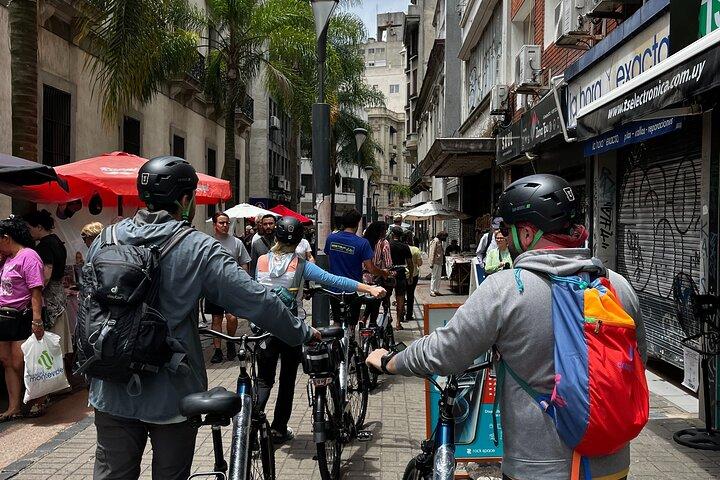 Montevideo E-Bike tour: Historic center +Rambla (90min)