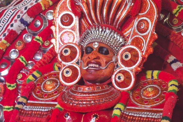 Kochi: Kathakali, Theyyam & Kalaripayattu Show with Transfers
