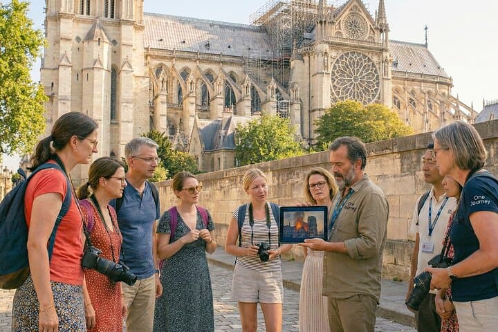 Notre Dame: Exterior Guided Tour & Unscheduled Entry
