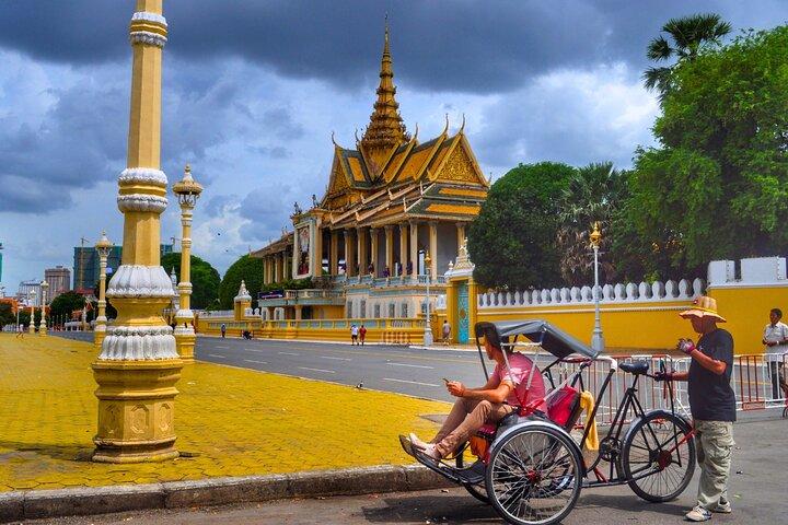 Phnom Penh: Private City Tour, Royal Palace, Wat Phnom by Cyclo