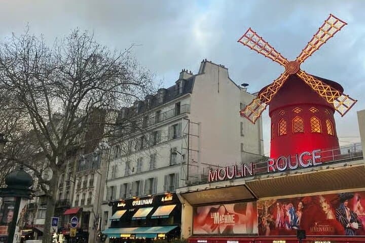 Paris Montmartre Guided Walking Tour with Small Tastings