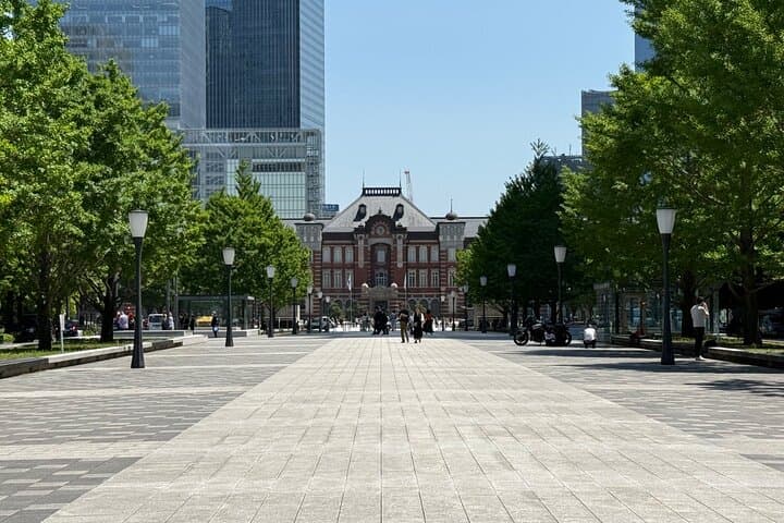 Imperial Palace Tokyo Station and Tsukiji Market Private Tour