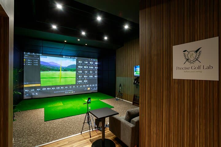 Private Indoor Golf Shinjuku Trackman 4 and Rentals Included