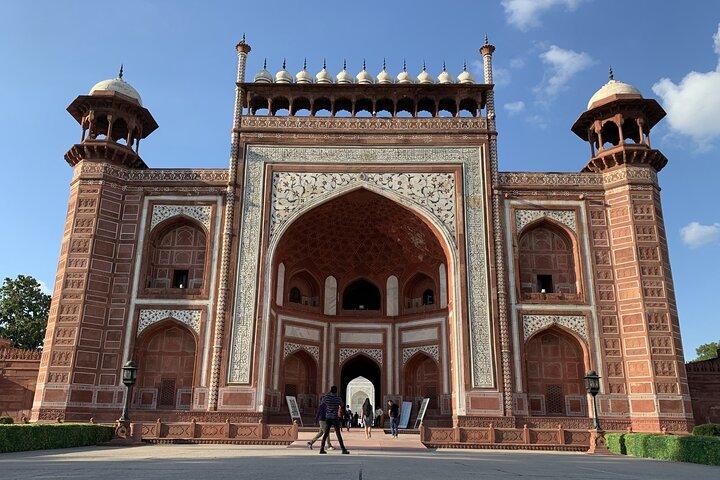 Kolkata to Taj Mahal Same-Day Tour by Flight with Private Guide