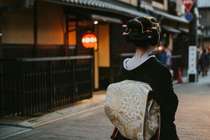 Private Kyoto Gion Night Walk: Local Secrets with Next-Gen Guides