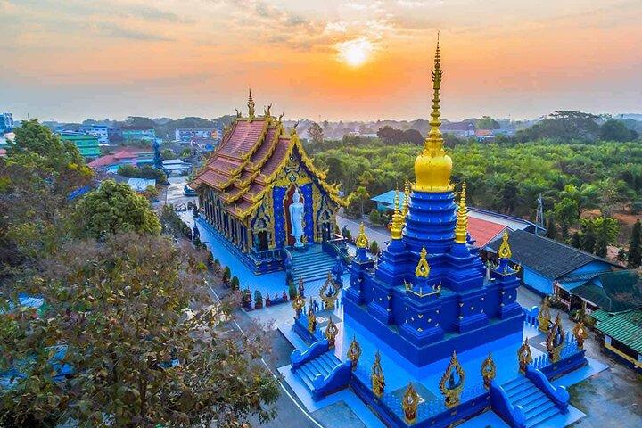 Chiang Rai Highlights Tour: White & Blue Temples and Black Museum