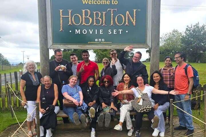 Hobbiton & Waitomo Caves Day Tour with Lunch from Auckland