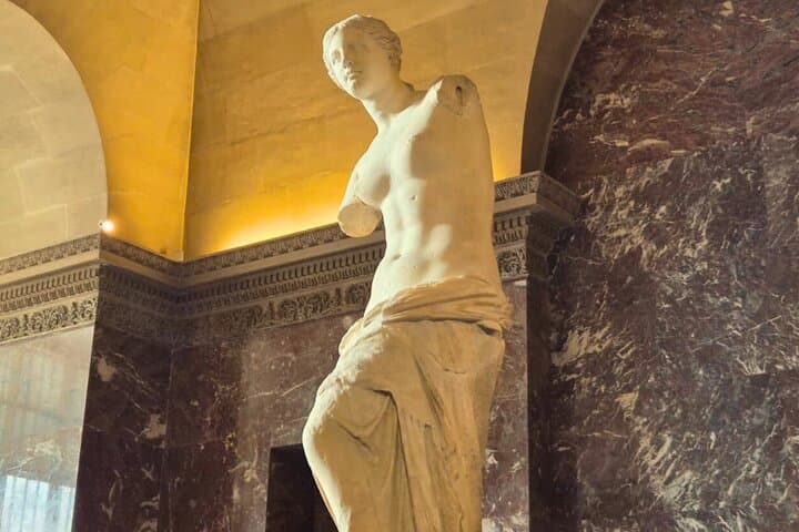 Louvre Museum Masterpieces Guided Tour in Small Group with Access