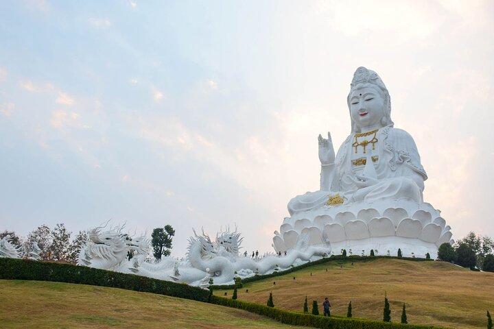 Chiang Rai: White, Blue, Red Temples and Long Neck Village Tour
