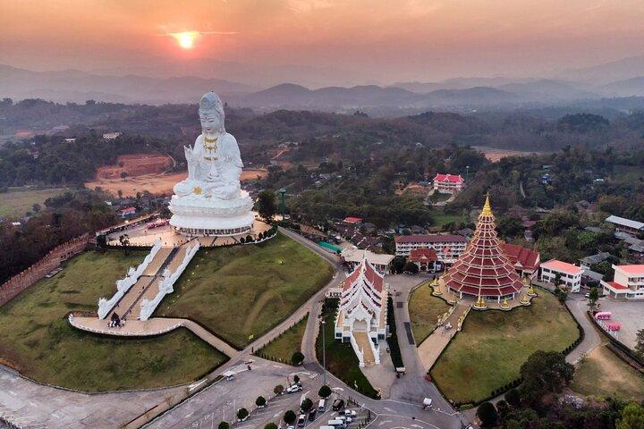 Chiang Rai: White, Blue, Red Temples and Long Neck Village Tour