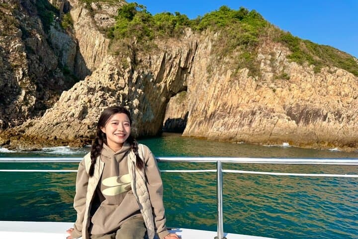 Yacht Cruise Double Sea Arches in Hong Kong UNESCO Geopark