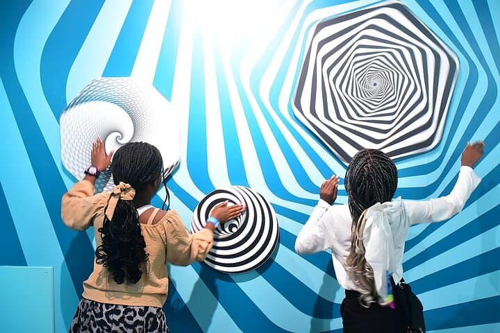 Tour Museum of illusions and Nairobi National Museum