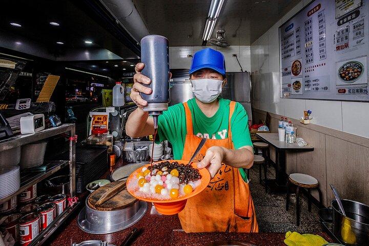 Taipei Tastes Food Tour with 12+ Tastings