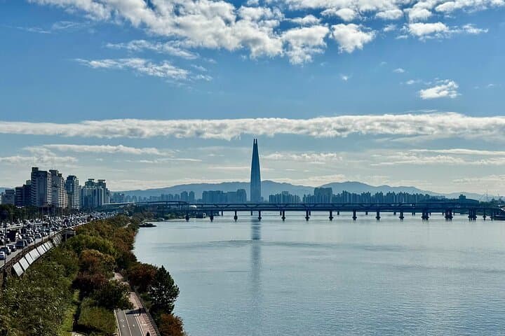 Morning Bike Tour along the Han River with a Local