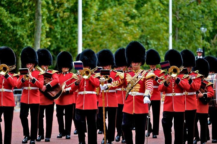Changing of the Guard Walking Tour in London at Buckingham Palace