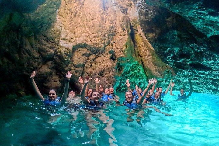 Kayak tour in Capri between caves and beaches. Photos included.