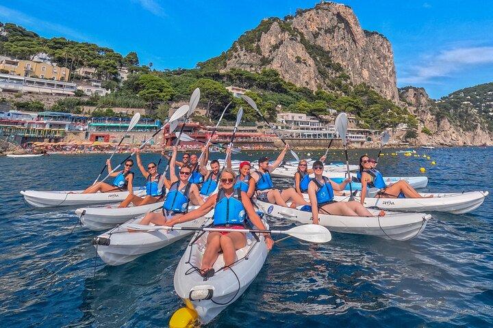 Kayak tour in Capri between caves and beaches. Photos included.