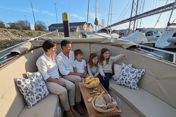 Lisbon Lurury Morning Boat Tour with Breakfast and Open Bar