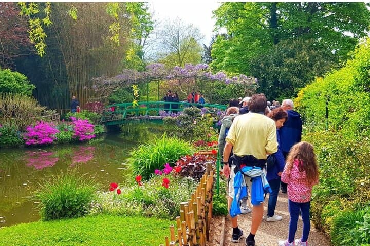 Giverny Half Day Guided Trip with Monet's House & Gardens from Paris by minivan