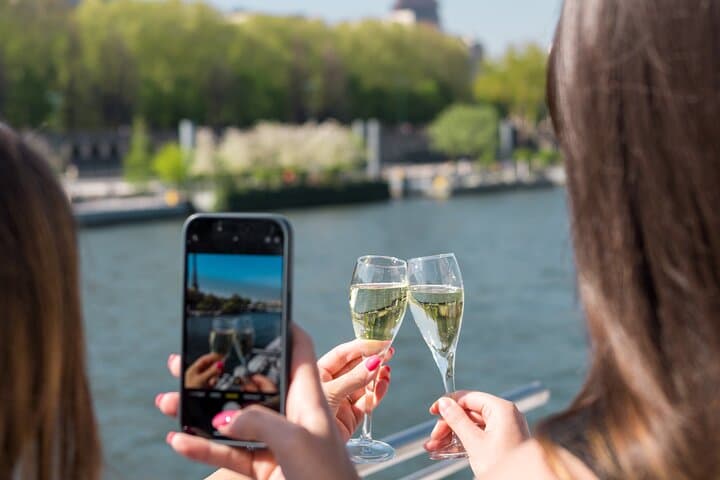 Bateaux Mouches® Sightseeing Cruise in Paris with Champagne