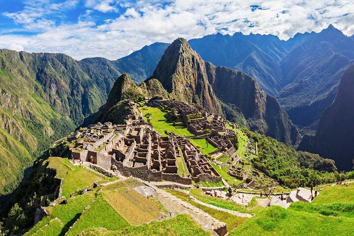 Short Inca Trail 2 Day Hike to Machu Picchu with Permits & Train
