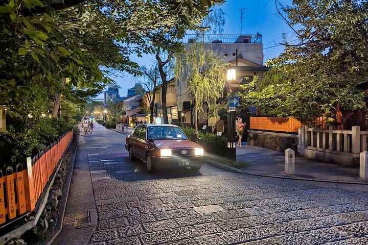 Kyoto Evening Magic: Fushimi Inari, Gion & Local Food Experience