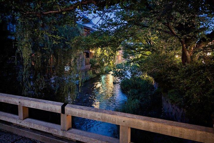 Kyoto Evening Magic: Fushimi Inari, Gion & Local Food Experience