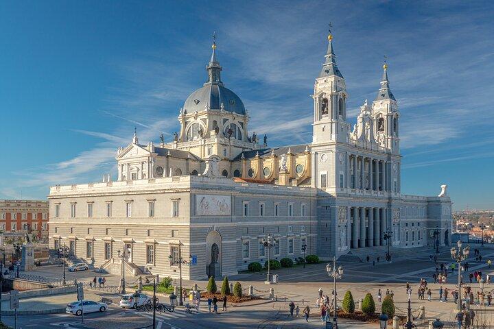 VIP Tour: Complete Royal Palace, including Royal Armory & Gardens