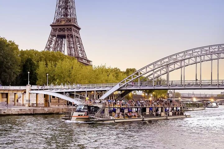 Seine River 1-Hour Sightseeing Cruise Eiffel Tower Departure