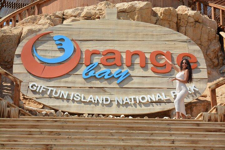 Hurghada: VIP Seafood Yacht to 3 Islands, Dolphins & Snorkeling