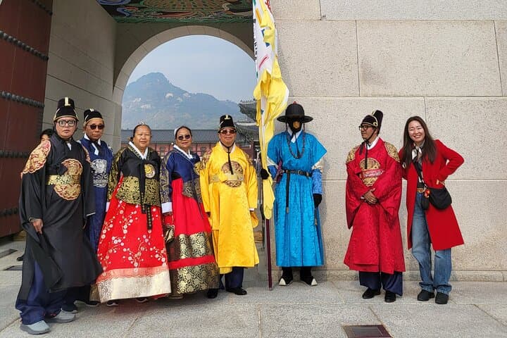 Seoul Highlights & Hidden Gems: Private Tour with Local Guides