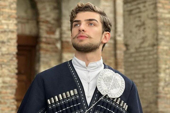 Baku: Old City Cultural Photoshoot in Azerbaijani Dress