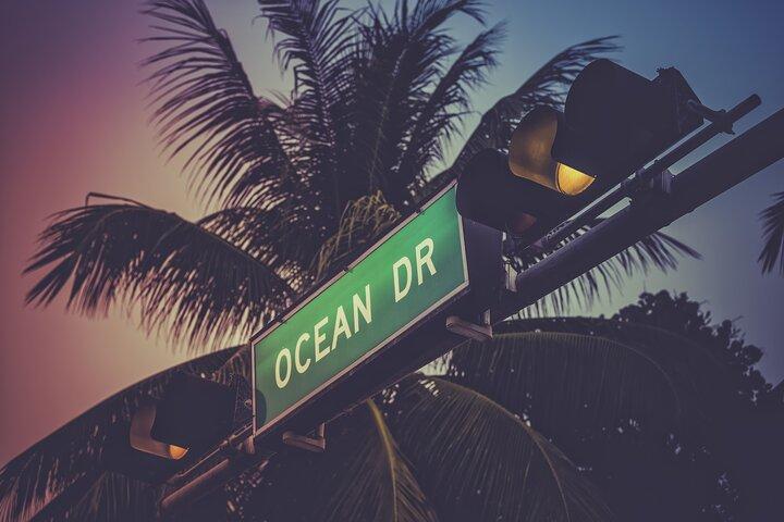 Award-winning Art Deco & Neon Lights Walking Tour in Miami Beach