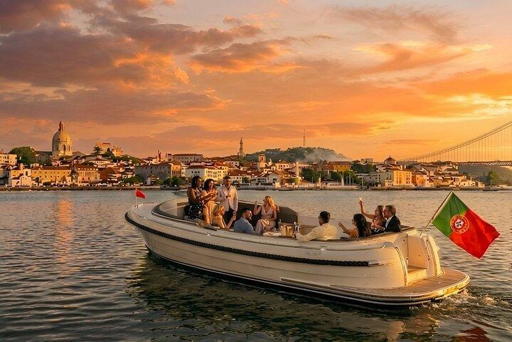 Lisbon Luxury Relax Boat Tour with Open Bar & Snacks