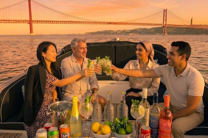 Lisbon Luxury Relax Boat Tour with Open Bar & Snacks