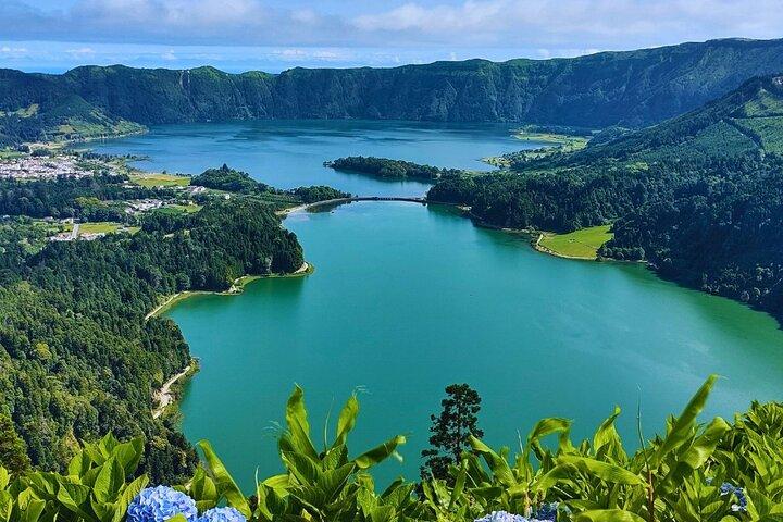 Sete Cidades & Mosteiros: West Coast São Miguel (Lunch Incl.)