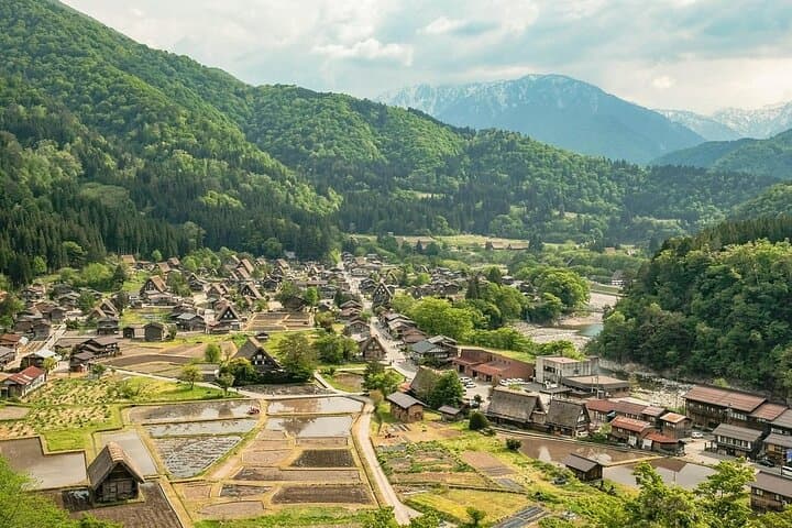Shirakawago and Kanazawa Tour from Tokyo by Private Car