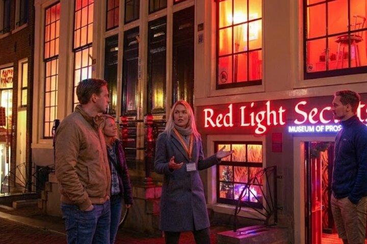 Private Amsterdam Red Light District and Pub Tour including drink