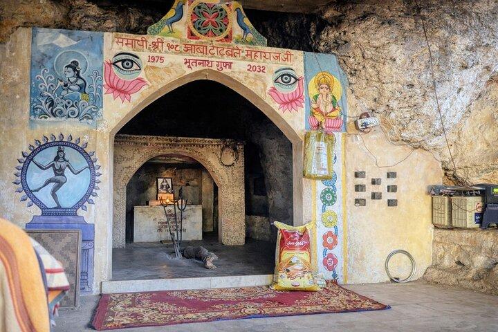 Rishikesh: Himalayan Cave Hike with Beatles Ashram visit