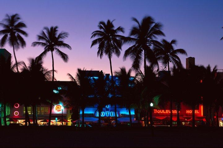Award-winning Art Deco & Neon Lights Walking Tour in Miami Beach