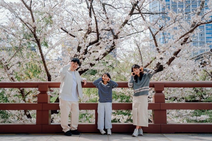 Snap Photo in New Tokyo